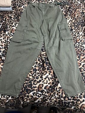 Woman Olive Cargo Pants - Classic Utility Style